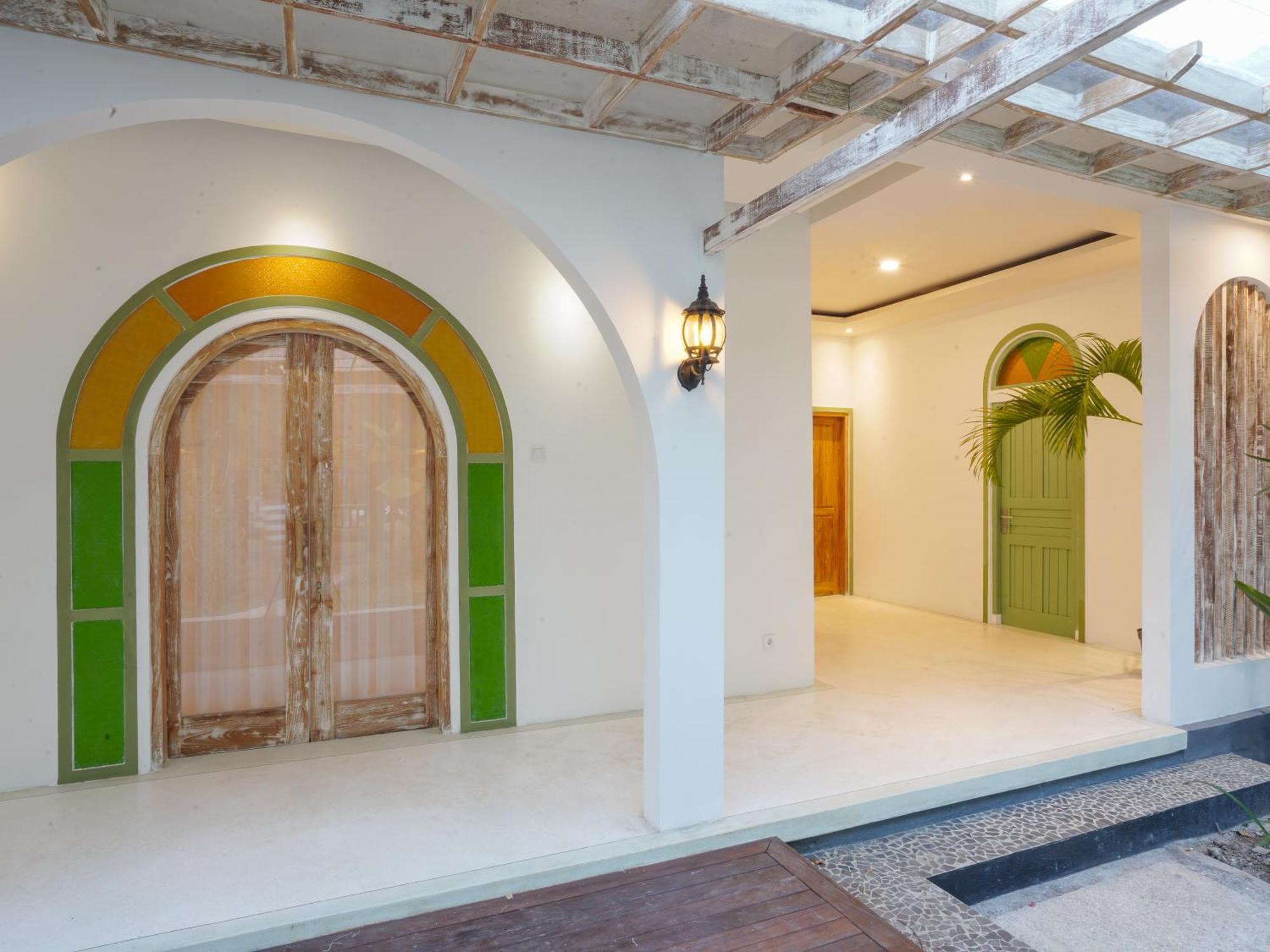 Puri Rinjani Bungalows & Hostel Kuta  Kültér fotó
