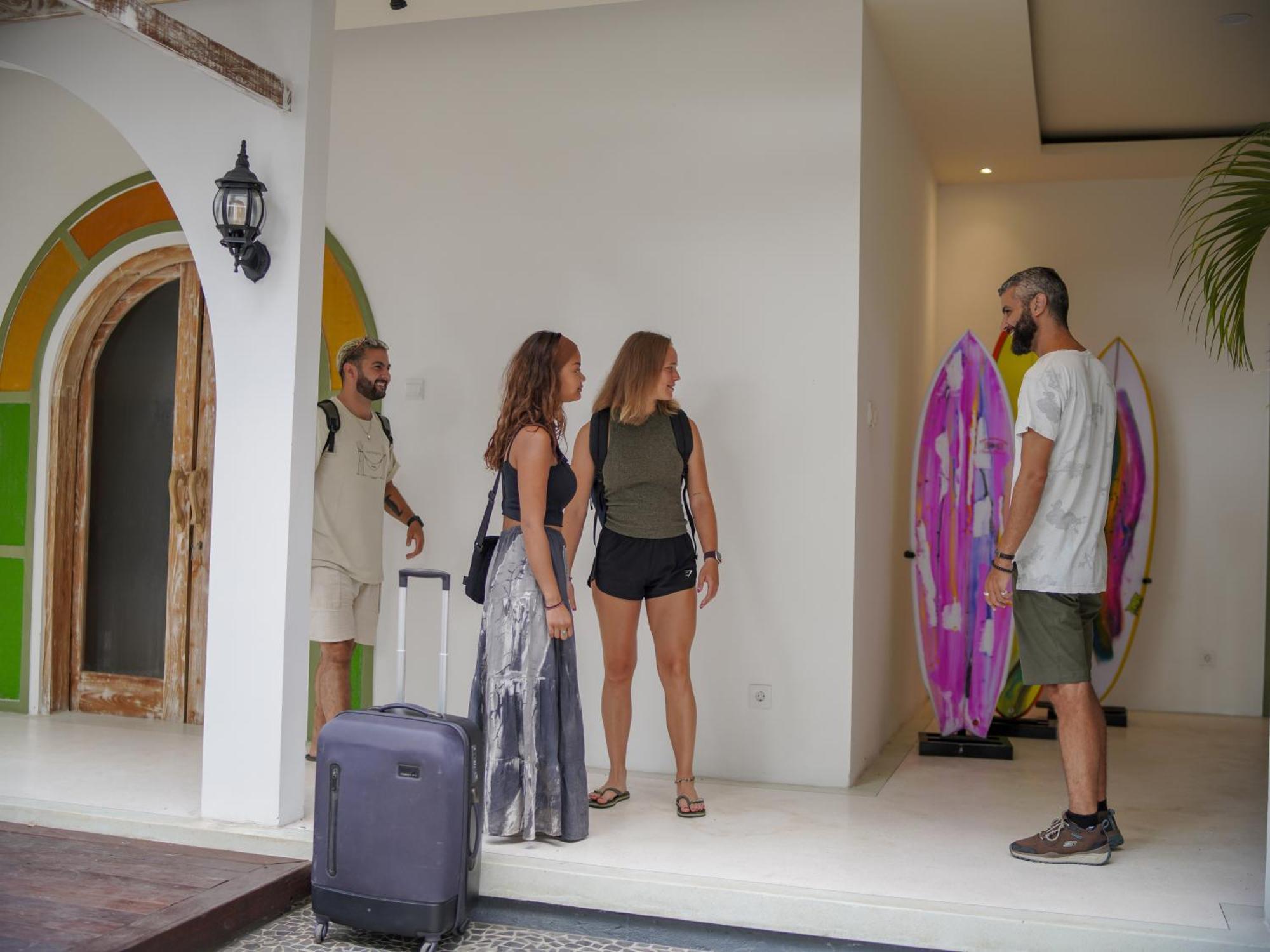 Puri Rinjani Bungalows & Hostel Kuta  Kültér fotó